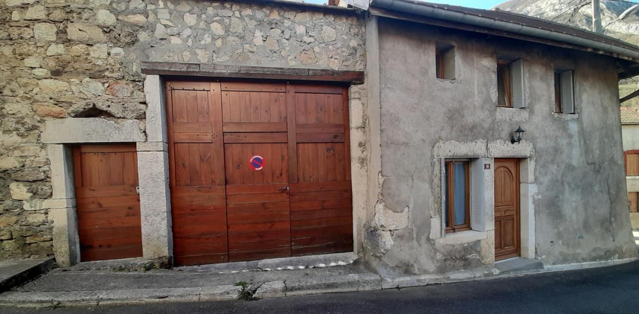 Petite Maison De Village Situee Entre Lacs, Cascades Et Montagnes Virieu-le-Grand Exterior foto